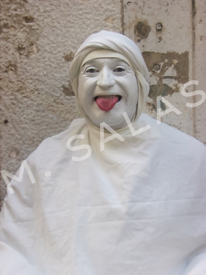 Lengua de fuera en un lienzo blanco